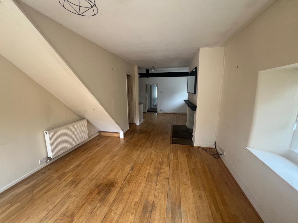 Lot: 119 - PUBLIC HOUSE ON SUBSTANTIAL PLOT - Managers flat living room
